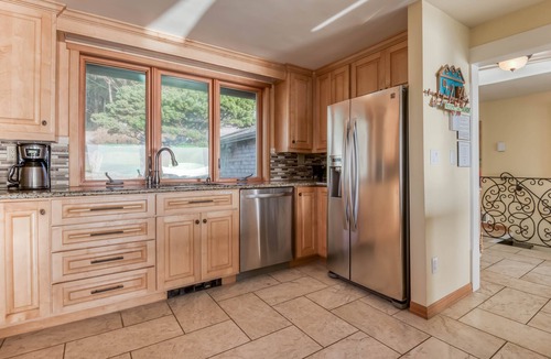 Depoe Bay House | Oceanfront Whale Watching Retreat