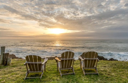 Depoe Bay House | Oceanfront Whale Watching Retreat