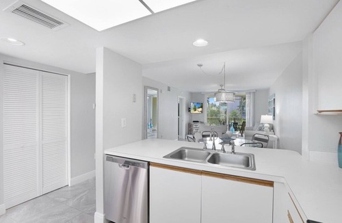 Marco Island Condo | Oceangoing Condo | Pool & Steps to Beach & Food