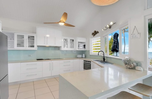 Holloways Beach House | Oceans Edge- Absolute beachfront with pool