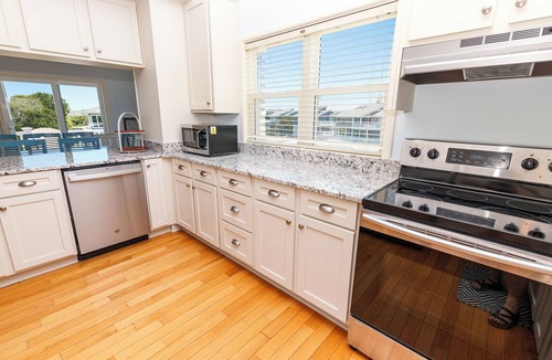 Whale Head Hill House | Oceanside, Close to the Beach, Private Pool, Hot Tub! 740, Wild Horses