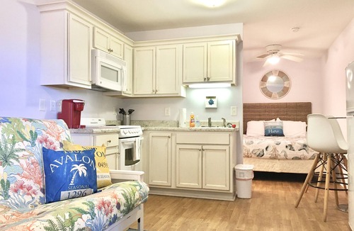 Atlantic Beach Condo | Oceanside Complex Direct Beach Access Pool Kitchen Pet Friendly