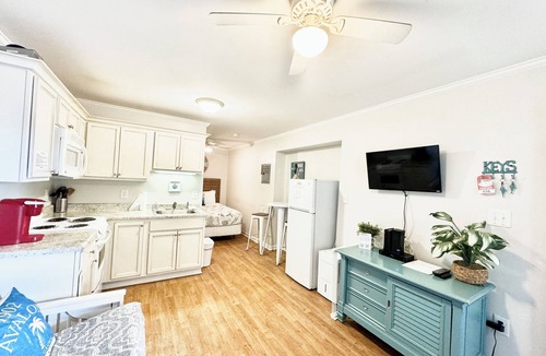 Atlantic Beach Condo | Oceanside Complex Direct Beach Access Pool Kitchen Pet Friendly