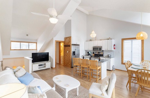Ocean Sands Condo | Oceanside Corolla townhome w/community beach access, pool & tennis!