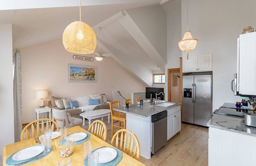 Ocean Sands Condo | Oceanside Corolla townhome w/community beach access, pool & tennis!