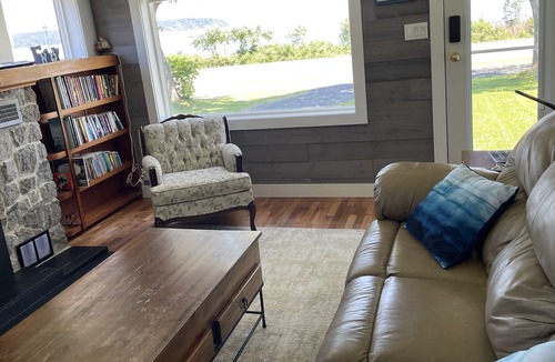 Campbell River Cottage | Oceanside Cottage