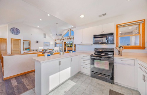 Salvo House | Oceanside Dog Friendly Home w/Pool, Hot Tub, Game Room, Community Pool/Tennis