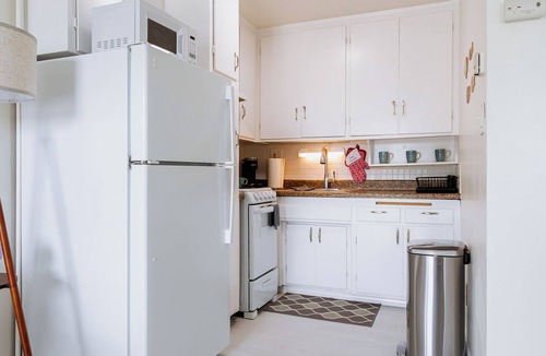 Townsite Apartment | Oceanside Gem - King Bed- Easy Walk to the Beach + Private Parking