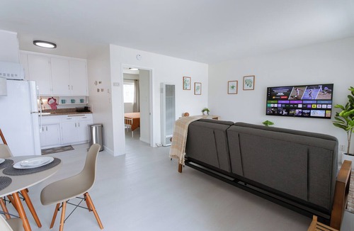 Townsite Apartment | Oceanside Gem - King Bed- Easy Walk to the Beach + Private Parking