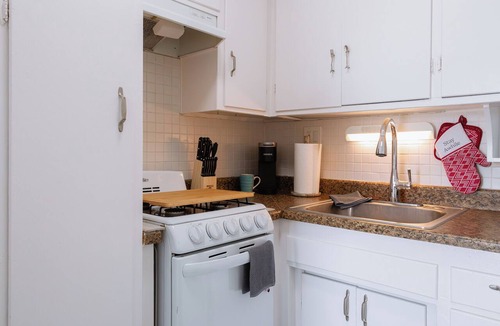 Townsite Apartment | Oceanside Gem - King Bed- Easy Walk to the Beach + Private Parking
