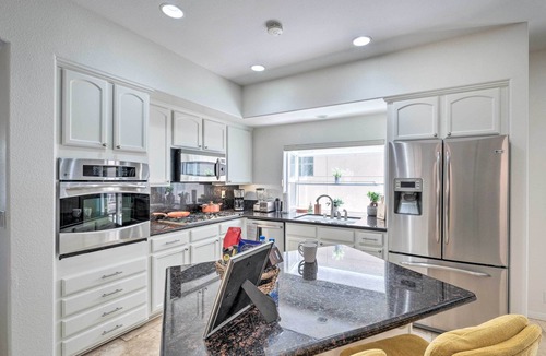 Townsite Cottage | Oceanside Home w/Rooftop Patio - Steps to Beach!