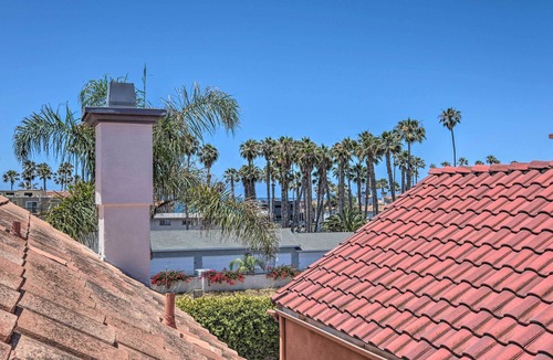 Townsite Cottage | Oceanside Home w/Rooftop Patio - Steps to Beach!