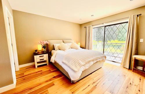 Regional District of Nanaimo Bed & Breakfast | Oceanside Manor - Fancy Room - Golf course & Beach View