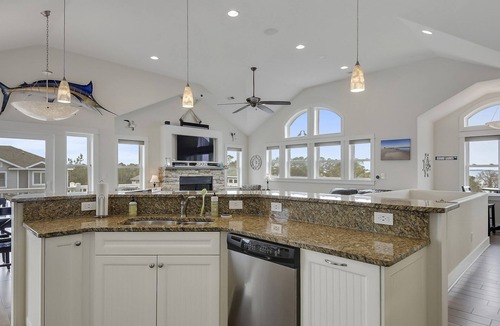 Corolla Light House | Oceanside, Priv Pool, ELEV, Hot Tub, Keyless entry, BH3, Knot 4 Sail