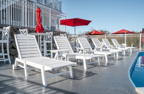 Hampton Hotel | Oceanside queen room with lounge area!