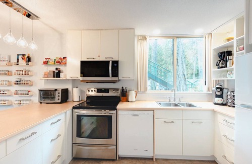 North Oyster House | Oceanside Townhome at the Inn of the Sea: hot tub, pool, private dock + more!