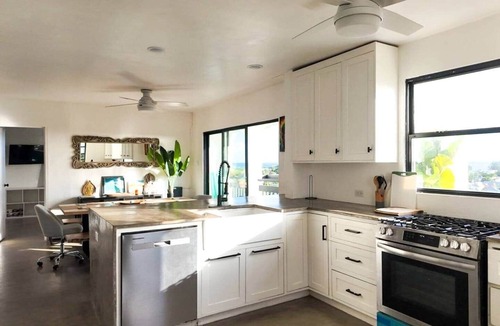 Welches Apartment | Oceanview 2 BDRM Penthouse APT 5C