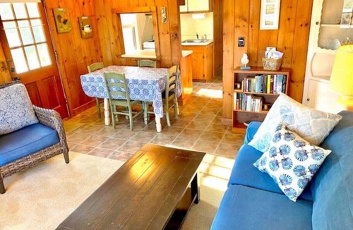 Northwest Harwich House | Oceanview 2 BR cottage across from Pleasant Beach!