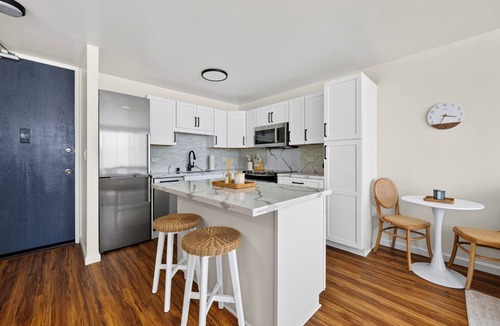 McCully - Moiliili Condo | Oceanview Condo + Pool + Gym | 10-Min Walk to Beach | Coastal Getaway Waikiki