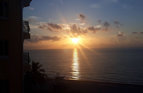Hollywood Condo | Oceanview Condo with Pool – Right on the Hollywood Beach Boardwalk!