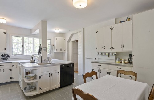 Madison House | Oceanview Cottage by East Wharf Beach Madison CT