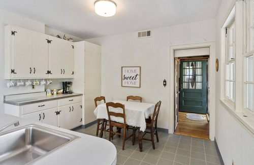 Madison House | Oceanview Cottage by East Wharf Beach Madison CT