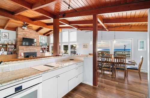 Neahkahnie Beach House | Oceanview, double kitchen, 6 bedroom/3 bath, large decks, in Manzanita