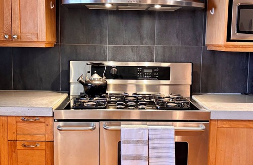 Juan de Fuca Electoral Area House | Oceanview Escape | Hot Tub, Firepit & Dog Friendly