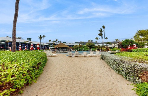 Hanamaulu Apartment | Oceanview getaway w/shared pools, gym, & hot tub - walk to the beach!