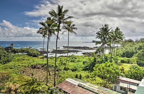 Hilo Apartment | Oceanview Hilo Condo with Indoor-Outdoor Living