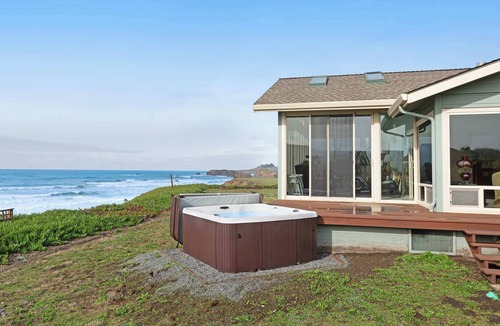 Fort Bragg House | Oceanview Home with Hot Tub & Private Beach Access