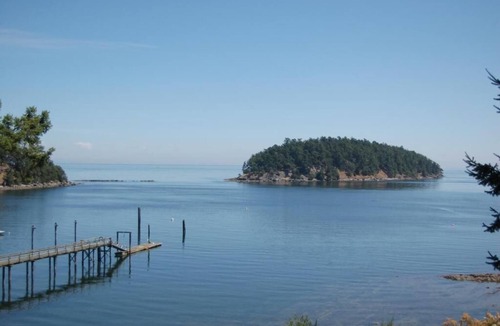 Mayne Island Hotel | Oceanview King Bedroom - Mayne Island Resort