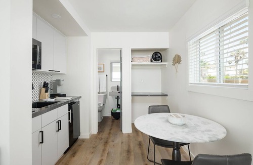 Townsite Condo | Oceanview King Studio (207)