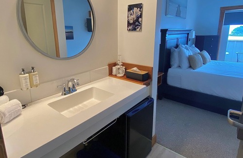 Mayne Island Hotel | Oceanview Queen Bedroom - Mayne Island Resort