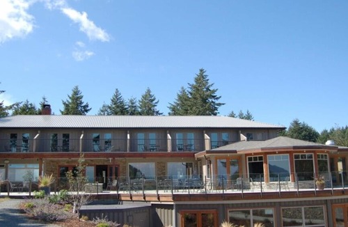 Mayne Island Hotel | Oceanview Queen Bedroom - Mayne Island Resort
