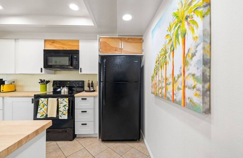 Solana Beach Apartment | Oceanview Solana Beach Getaway with Pool & Hot Tub