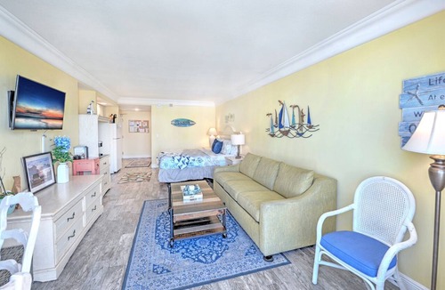 Ortona Park Condo | Oceanview Studio Private Balcony Walk to Beach