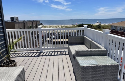 Long Beach House | Oceanviews from Every Room.Steps to the Beach