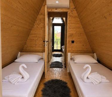Ocna Mures Ski Chalet | Ocna Frame - A Frame cu Jacuzzi si Terasa