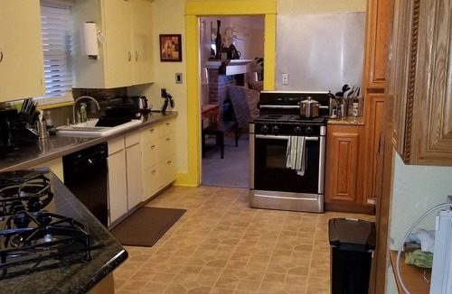 Downtown Klamath Falls House | ❤️ of Downtown | SmartHouse | 49" 4K TV HULU | King, 2 Queens, Double + Twin | B