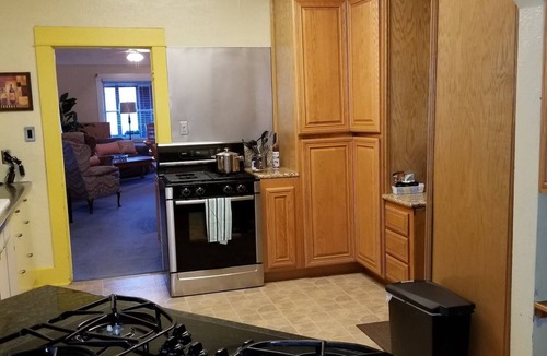 Downtown Klamath Falls House | ❤️ of Downtown | SmartHouse | 49" 4K TV HULU | King, 2 Queens, Double + Twin | B