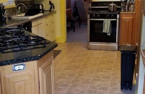 Downtown Klamath Falls House | ❤️ of Downtown | SmartHouse | 49" 4K TV HULU | King, 2 Queens, Double + Twin | B