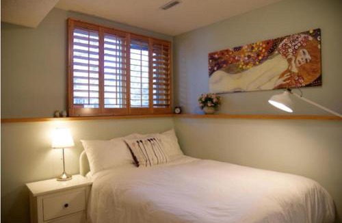 Varsity House | OFF CAMPUS UC Room