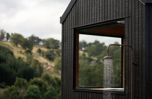 Tarra Valley House | Off-Grid Cabin with Valley Views and Hot Tub - Pepe