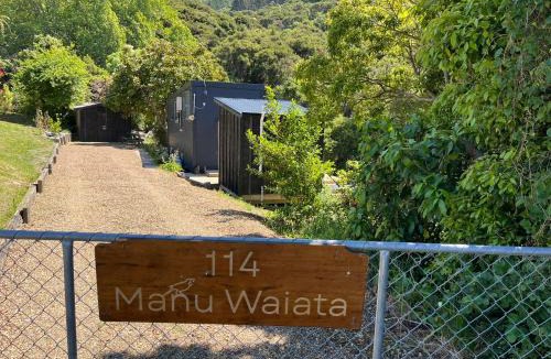 Christchurch District House | Off-Grid Tiny-House Escape - Manu Waiata
