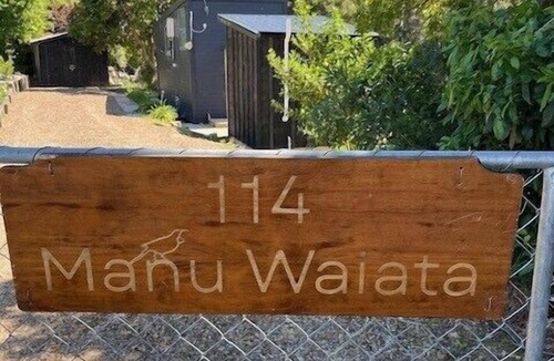 Christchurch District House | Off-Grid Tiny-House Escape - Manu Waiata