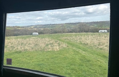 Honiton House | Off-grid trailer stay with valley views and dark skies