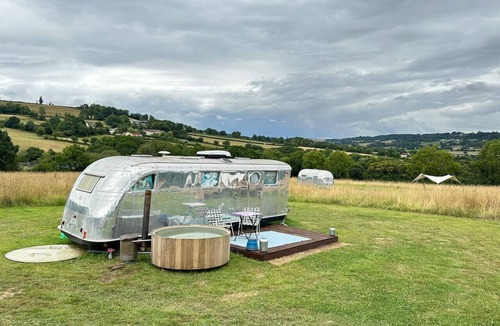 Honiton House | Off-grid trailer stay with valley views and dark skies