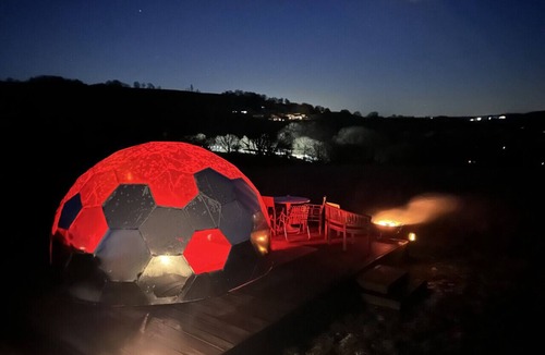 Honiton House | Off-grid Unidome escape with Hot Tub and Sauna for stargazing in Devon’s Blackdown Hills