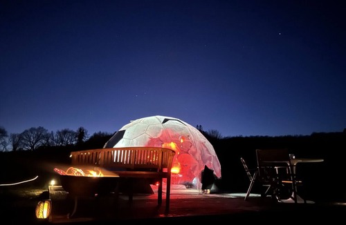 Honiton House | Off-grid Unidome escape with Hot Tub and Sauna for stargazing in Devon’s Blackdown Hills